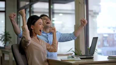 Evet jesti, başarılı başlangıç, iş projesi gösteren iki heyecanlı iş arkadaşı