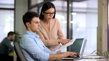 Meslektaşları grafikler dan bilgisayara onay büyüme ve düşüş için veri girme