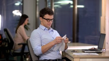 Ofiste kağıt uçak yapma oyuncu erkek, yorgun monoton rutin iş, mola