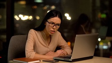 Kadın işçi başarısız proje, sevilmeyen iş nefret, stres hakkında kızgın hissediyorum