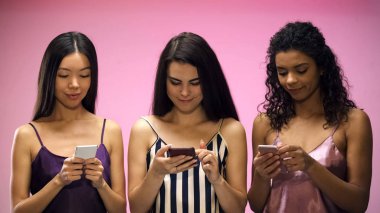 Pijama, pembe arka plan izole akıllı telefonlar, sohbet bayan arkadaş