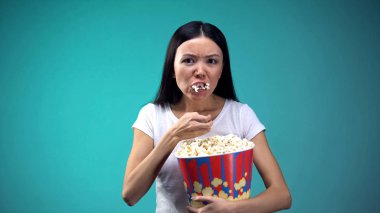 Büyük kağıt bardak, üzerinden patlamış mısır yiyor film kadın odaklı sağlıksız yeme