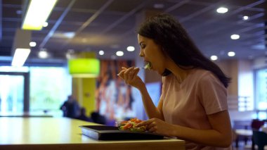 Kadın Vejetaryen Restoran, oturma tablo, sağlıklı yemek taze salata yemek