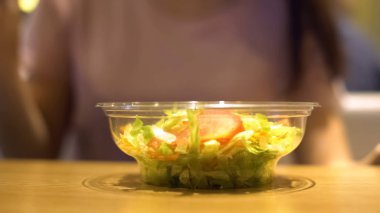 Plastik kase yakın çekim organik taze salata, snack bar, sağlıklı beslenme