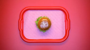 Plastik tepside marul salatası ile Hamburger, lezzetli atıştırmalık, burger restoran