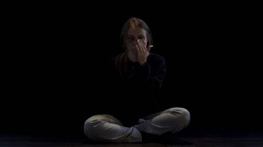 Yalnız sefil kadın oturma ve karanlıkta, insan hakları ihlali ağlıyor