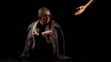 Aile içi şiddet mağduru tacize uğrayan kadına destek veren yardım eli