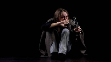 Alkollü kadın şişeden açgözlü votka içme, zararlı bağımlılık, istismar