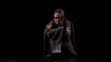 Alkolik kadın battaniye yoksunluk belirtileri, istismar acı ile kaplı