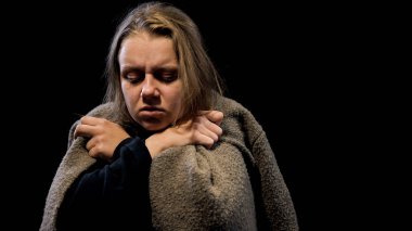 Derin depresyon acı battaniye ile kaplı Üzgün zavallı kadın, korkmuş