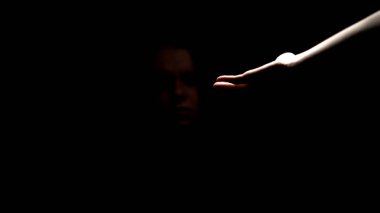 Karanlıkta depresif terk edilmiş kadına destek veren yardım eli, yardım