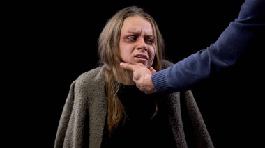 el korkmuş kadın yüzü siyah arka plan tutan, kurban işkence