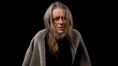 Kirli battaniye, umutsuzluk ile kaplı yaralı yüzü ile Desperate genç kadın