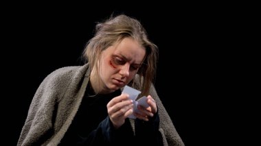 Ağlayan çürük kadın görünümlü yırtık fotoğraf, aile içi şiddet, acı boşanma