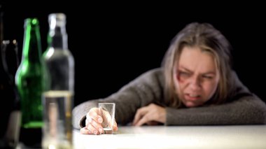 Boş bardağa tiksinti ile bakan çürük kadın, zararlı alışkanlıklar, alkolizm