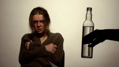 Alkol bağımlısı kadın votka şişesine bakıyor, rehabilitasyona giriyor
