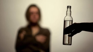 El elinde alkol sunan votka şişesi, irade, rehabilitasyon merkezi