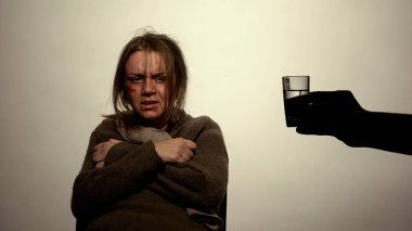 Alkol bağımlısı kadın önünde votka elinde cam tutan, sorun willpower