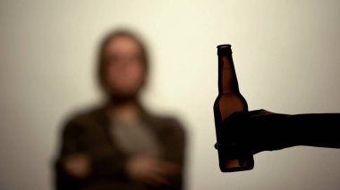 Erkek el beyaz arka plan bira şişesi, alkol teklif, rehabilitasyon merkezi