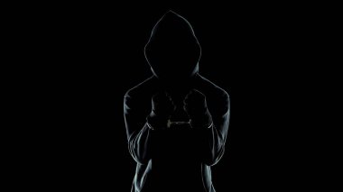Siluet hoodie, tehlikeli ceza yasası tarafından kelepçeli erkek