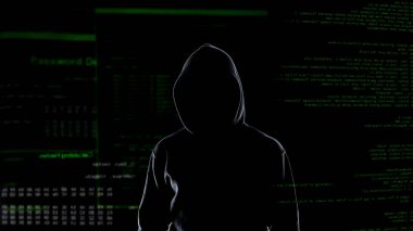 Tehlikeli hacker maskesi ve siyah başlık, siber terörizm ve kesmek kavram'ı