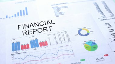 Tabloüzerinde yatan mali rapor, grafik grafikleri ve diyagramları, resmi belge