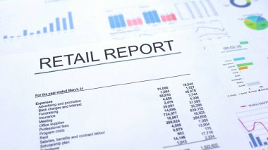 Tablo üzerinde yatan perakende raporu, grafik grafikleri ve diyagramları, resmi belge