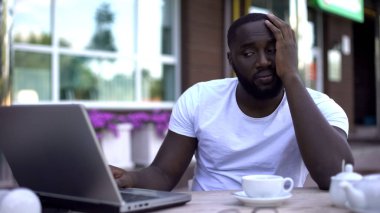 Adam üzgün işsizlik, işgücü piyasası krizi, iş arama, dizüstü bilgisayar kullanarak