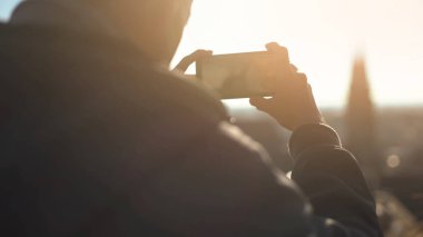 Erkek turist eski Avrupa Şehir Merkezi, hava skydeck görünümünden çekimi