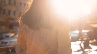 Güneşli sonbahar sokak, turistik hizmetinde yürüyen genç başarılı erkek