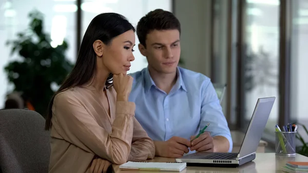 Mannelijke Vrouwelijke Collega Zoek Naar Laptop Kantoor Werken Bij Project — Stockfoto