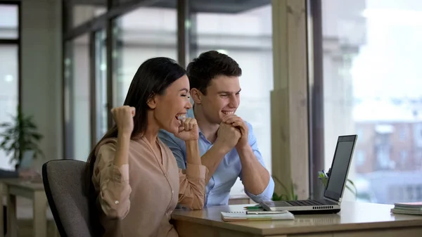 Gelukkige Man Zakenvrouw Lezen Laptop Mail Kantoor Werk Promotie — Stockfoto