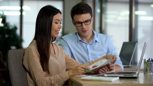 Mooie Zakenvrouw Assistent Analyseren Van Verkoop Grafieken Business Teamwork — Stockfoto