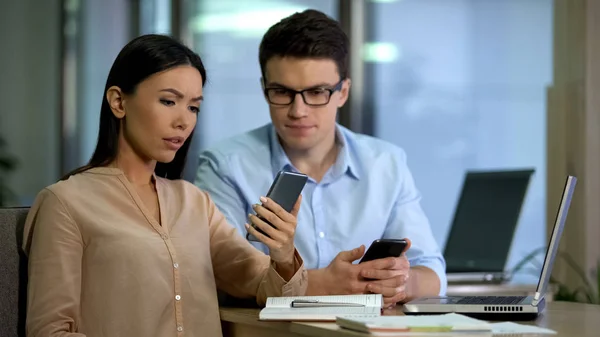 Twee Collega Die Het Werk Testen Van Nieuwe Mobiele App — Stockfoto