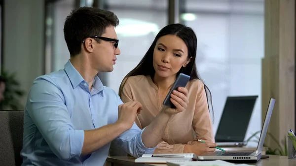 Hombre Empleado Mostrando Atractivo Asiático Colega Cómo Utilizar Citas Aplicación — Foto de Stock