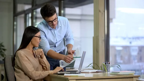 Dos Empleados Compañía Preparando Informe Comparando Gráficos Carrera Empresarial — Foto de Stock