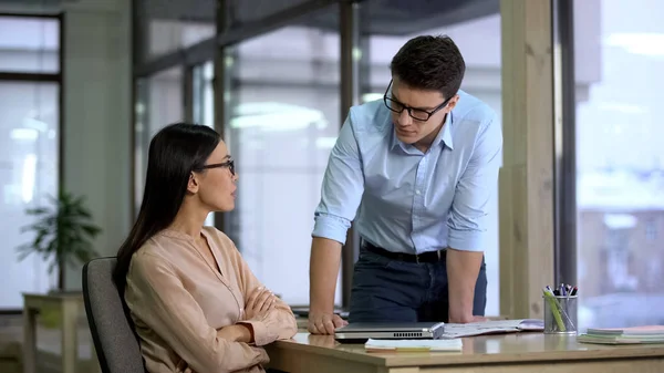 Colegas Trastornadas Que Miran Entre Fracaso Empresarial Problema — Foto de Stock