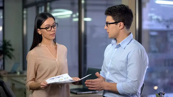 Guapa Jefa Chequeando Trabajo Joven Aprendiz Viendo Informe Asistente — Foto de Stock