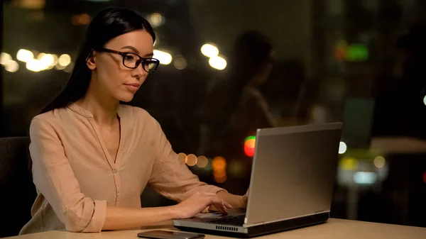 Приваблива Азіатська Жінка Друкує Ноутбуці Сидить Кафе Фрілансер — стокове фото