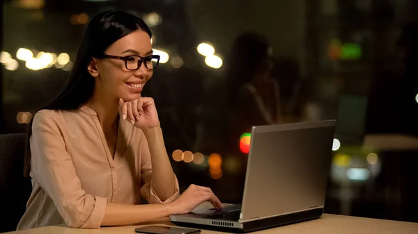 Sorrindo Jovem Assistindo Vídeo Online Laptop Lendo Mail Freelancer — Fotografia de Stock