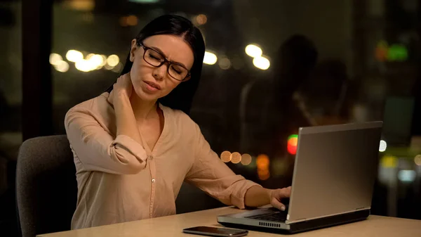Mulher Que Sofre Dor Pescoço Depois Trabalhar Laptop Por Longo — Fotografia de Stock