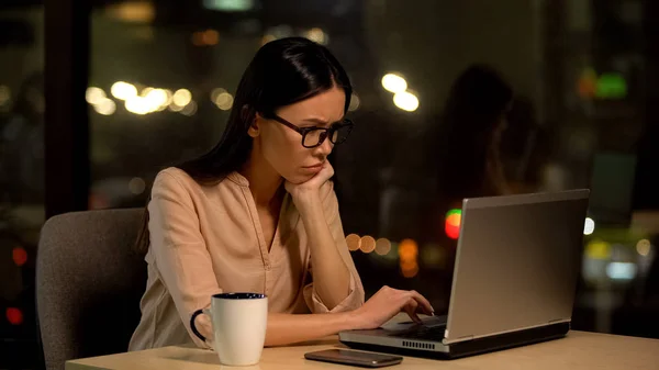 Mulher Perturbada Digitando Laptop Trabalhando Noite Prazo Projeto Sobrecarga Tarefas — Fotografia de Stock