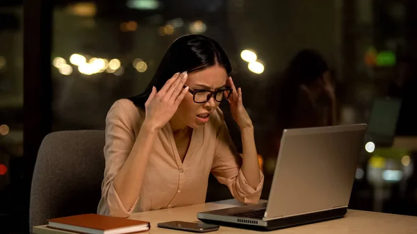 Mulher Frustrada Trabalhando Laptop Nervoso Sobre Erros Trabalho Estressante Problema — Fotografia de Stock