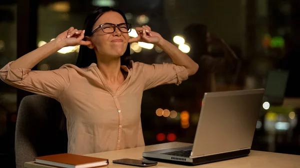 Frau Mit Verdeckten Ohren Genervt Von Lärm Büro Nervenzusammenbruch Bei — Stockfoto