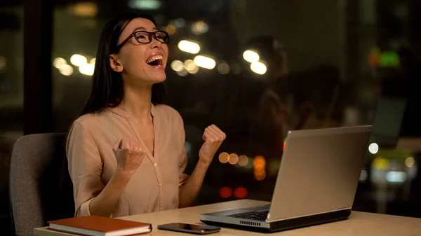 Ενθουσιασμένος Θηλυκό Δείχνει Ναι Χειρονομία Καθιστός Laptop Πανηγυρίζουν Την Επιτυχία — Φωτογραφία Αρχείου