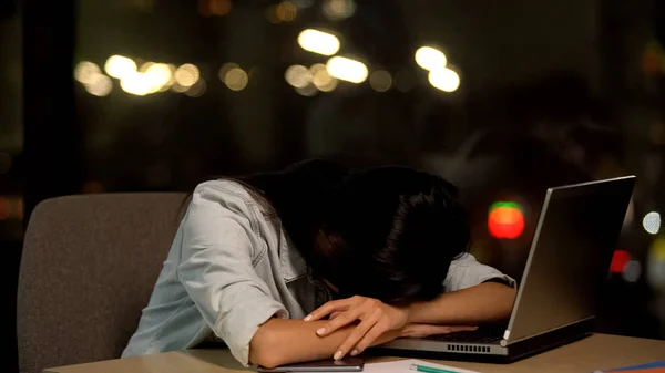 Cansada Jovem Dormindo Mesa Sentindo Entediada Escritório Exaustão Trabalho — Fotografia de Stock