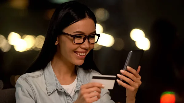 Lächelnde Frauen Beim Online Shopping Smartphone Finanzanwendung Banking — Stockfoto