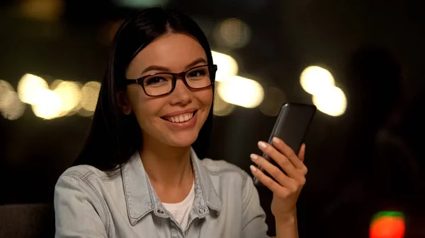 Весела Жінка Тримає Мобільний Руці Онлайн Спілкування Сучасні Технології — стокове фото