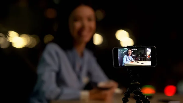 Akıllı Telefon Kamera Tripod Kayıt Kadın Blogger Oturma Masası Online — Stok fotoğraf