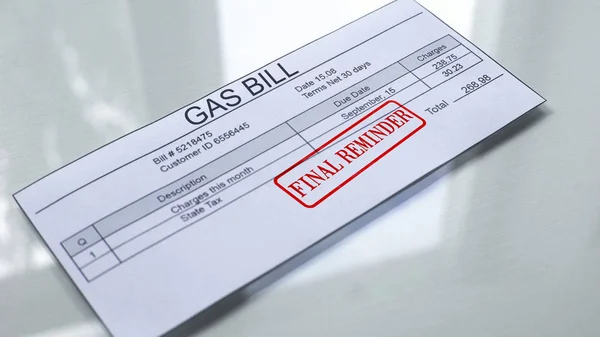 最后提醒印章盖在煤气账单上 服务付款 月费用 — 图库照片